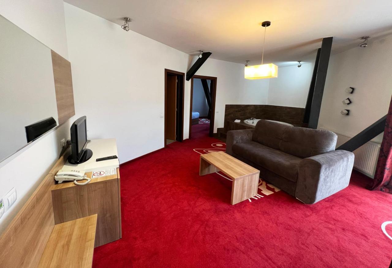 Hotel Ave Lux Sacele Exterior photo
