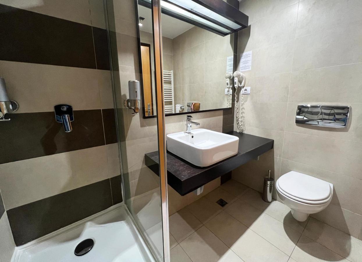 Hotel Ave Lux Sacele Exterior photo
