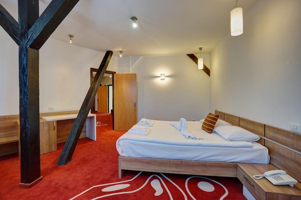 Hotel Ave Lux Sacele Exterior photo