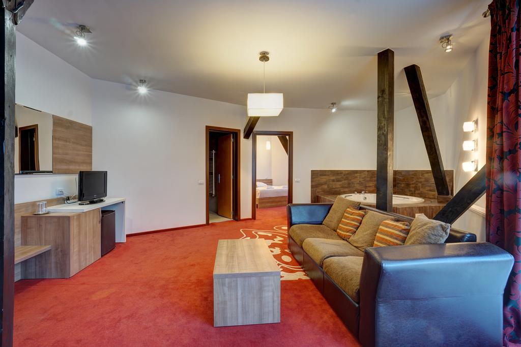 Hotel Ave Lux Sacele Exterior photo