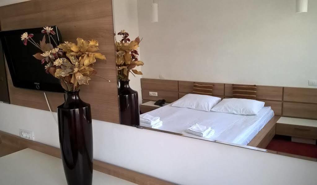 Hotel Ave Lux Sacele Exterior photo