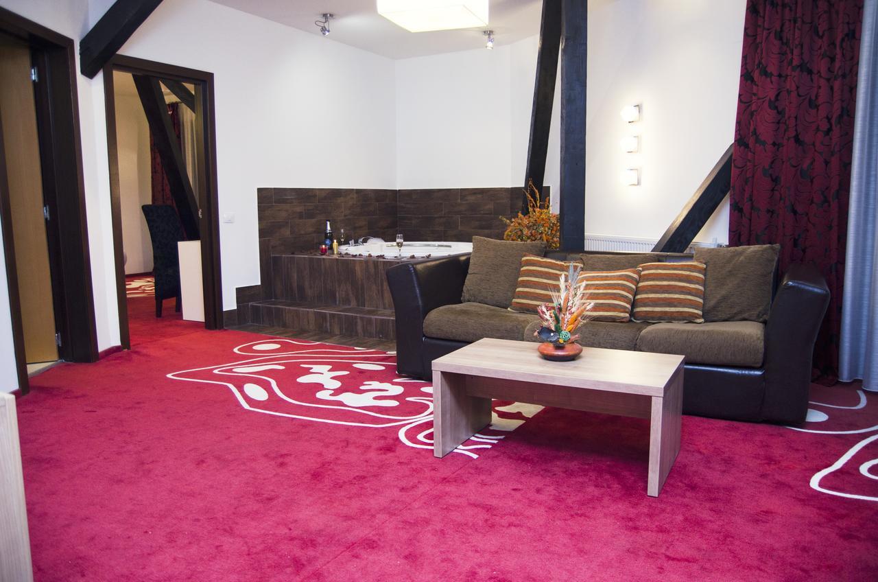 Hotel Ave Lux Sacele Exterior photo